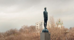 Скульптура «Дождь»: бронзовый человек с огромной каплей на лице (13 фото)