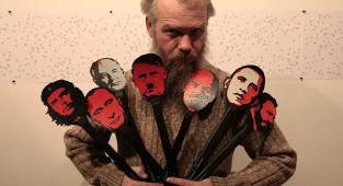 «Это не искусство, это ****!» Вандалы разгромили выставку Васи Слонова «о кривой русской судьбе» (7 фото + 1 видео)