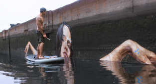 Художник рисует потрясающие картины у воды, стоя на доске для серфинга (9 фото)