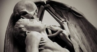 Скульптура «Поцелуй смерти» на старинном каталонском кладбище Побленоу в Барселоне (6 фото)