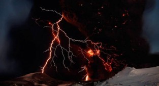 30 невероятных фотографий извержения вулканов (30 фото)