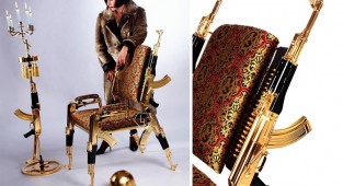 Художник создал позолоченный стул из настоящих автоматов Калашникова (4 фото)