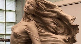 Скульптор создала сексуальную и поразительно реалистичную статую девушки (16 фото)