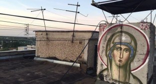Религиозный вандализм: в Подмосковье уличный художник рисует иконы на стенах (7 фото)