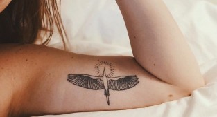 Татуировки - это женственно. Художница из Нью-Йорка продвигает феминистические тату (17 фото)