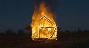 Ущербный фотограф поджигает деревни ради снимков (11 фото)