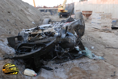 Киев: на Столичном шоссе кабриолет BMW-335i упал в котлован - водитель погиб, пассажирка - госпитализирована (58 фото)