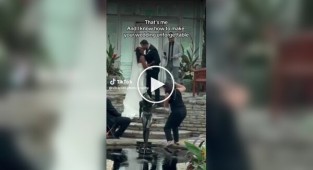 Фотограф впала у фонтан на весіллі, але продовжила знімати