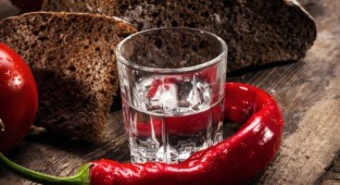Vodka with pepper and Borodino bread (5 photos)