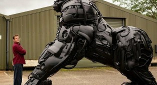 Британский скульптор создал «гориллу апокалипсиса» из отходов автомобильной промышленности (11 фото)