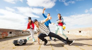 Teenagers dancing (5 photos)