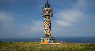 Художник превратил старый маяк в художественную инсталляцию (3 фото + 1 видео)