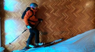 Увлеченный лыжник прокатился с горы не выходя из дома (14 фото)