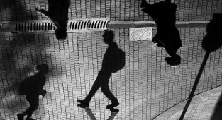 Світло, тіні та силуети: магія чорно-білої вуличної фотографії Гая Коена (58 фото)