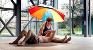Hyper-realistic sculpture of a Couple under an umbrella (7 photos)