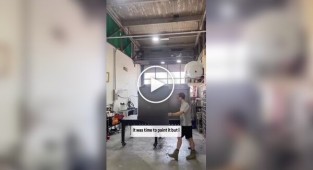 Чоловік створив усередині контейнера для сміття незвичайну міні-галерею