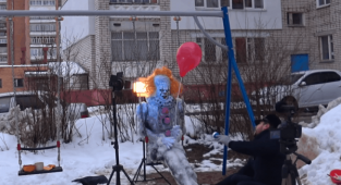 Художник из Сарова слепил снеговика во дворе, от которого можно перепугаться до полусмерти (10 фото)