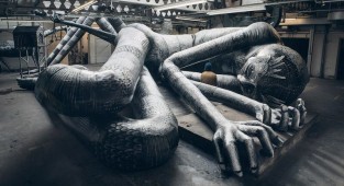 Уличный художник создал мавзолей гигантов (14 фото)