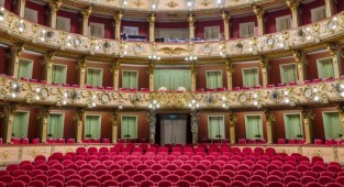 Фотограф показал потрясающие интерьеры оперных театров, какими их видят исполнители (7 фото)