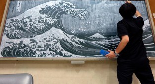 Японский учитель радует своих учеников потрясающими картинами на школьной доске (9 фото)