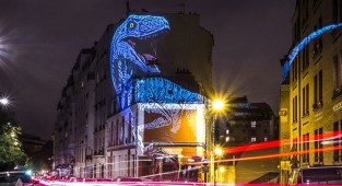 "Доисторическое сафари": голографические динозавры забрели в Париж (12 фото + 1 видео)