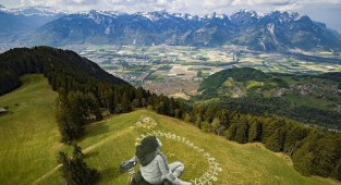 Швейцарский художник нарисовал в Альпах картину площадью три тысячи квадратных метров (13 фото)
