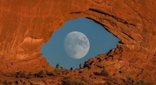 Фотограф дождался полной луны и сделал крутой снимок (3 фото)