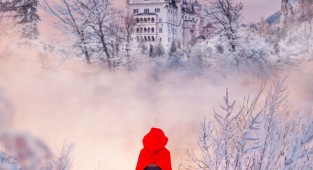 Фотограф снимает девушек в потрясающих платьях в самых подходящих для них местах (60 фото)