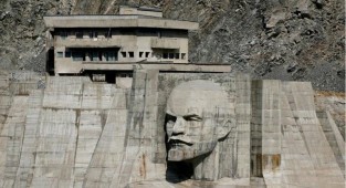 Арт-скульптура с пятиэтажку: голова Ленина на водохранилище (8 фото)