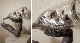 Скульптор показал тяготы алкоголизма в стекле и бронзе (5 фото)