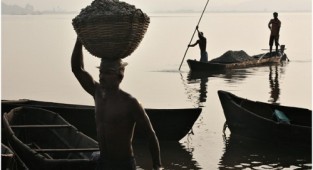 Photojournalist Sergei Maximishin. Lime production in Goa, India (17 pictures)