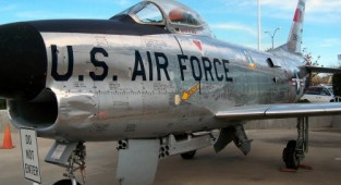 Фотоогляд - американський винищувач North American F-86D Sabre Dog (22 фото)