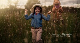 Мальчик, страдающий аутизмом, согласился фотографироваться только в костюме динозавра (15 фото)