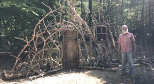 Мужчина построил у себя во дворе «Ворота в воображение» (7 фото)