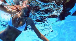 Невероятно реалистичные картины купающейся девушки (13 фото)