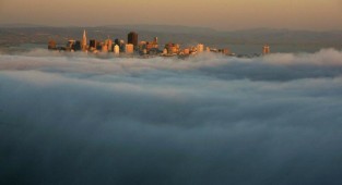 Головокружительные и завораживающие фотографии: города в облаках (12 фото)