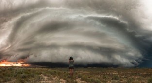 A woman is photographed against the backdrop of a tornado (13 photos)