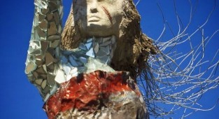 Символ трагедии и памяти: В Бейруте создали статую девушки (4 фото)