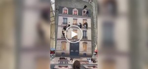 Необычная инсталляция: дом, по стенам которого можно ходить