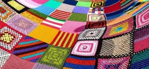 Искусство вместо пластика: в Испании улицы украсили гигантскими вязаными арт-объектами (7 работ)
