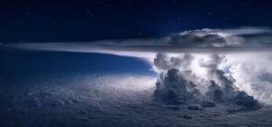 Под крылом самолета: тучи, бури, грозы на ошеломляющих снимках пилота (23 фото)