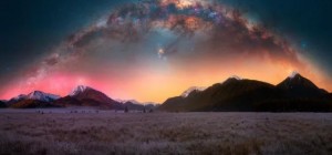 Слияние Млечного Пути и северного сияния (3 фото)
