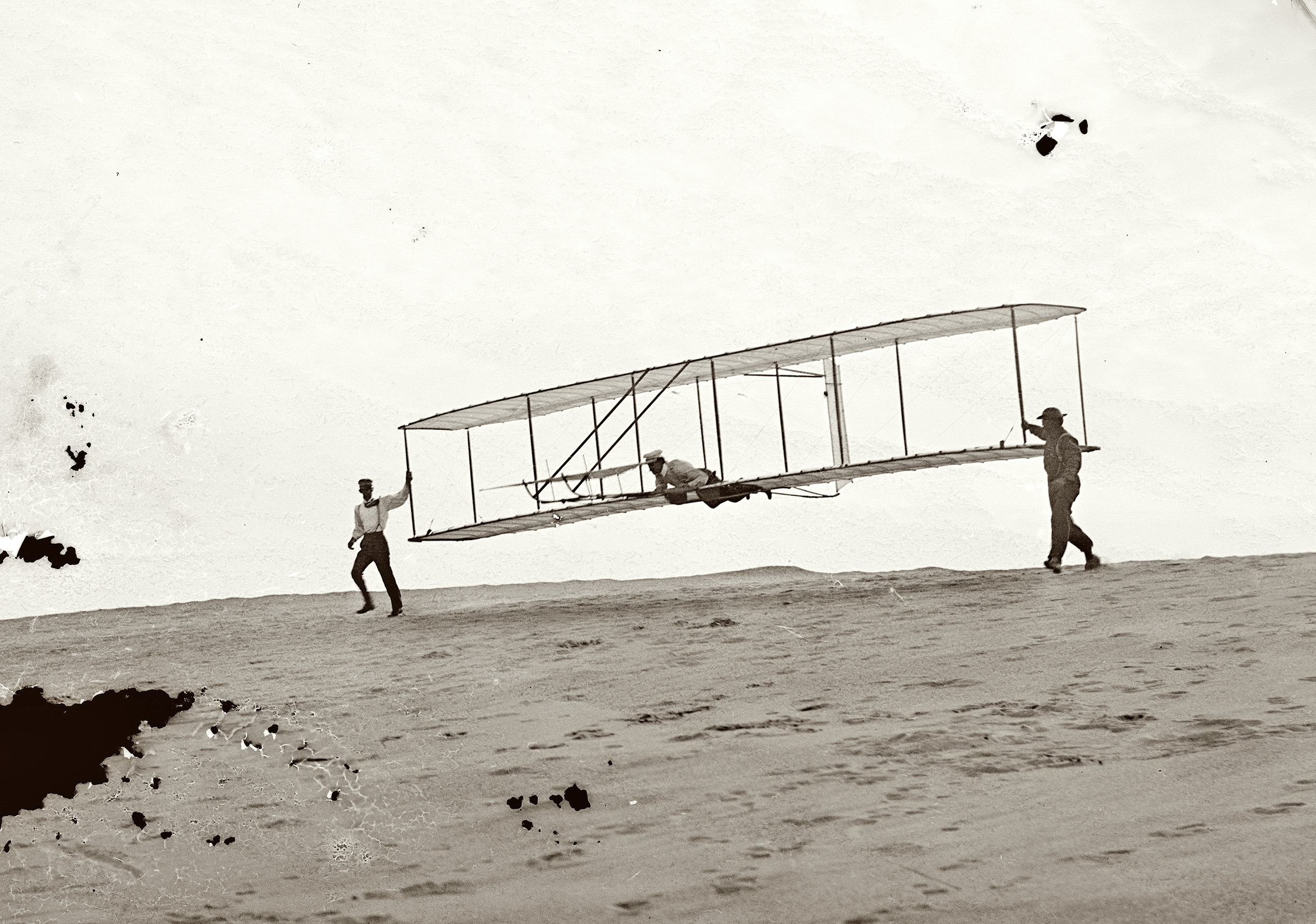 Первый полет человека видео. Первый полет братьев Райт 1903. Братья Райт первый самолет. Летательный аппарат братьев Райт. Изобретение самолета братья Райт.