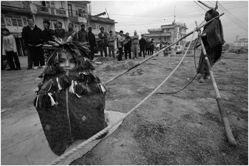 Фотожурналист Сергей Максимишин. Уличные акробаты из Индии в Катманду (12 картинок)