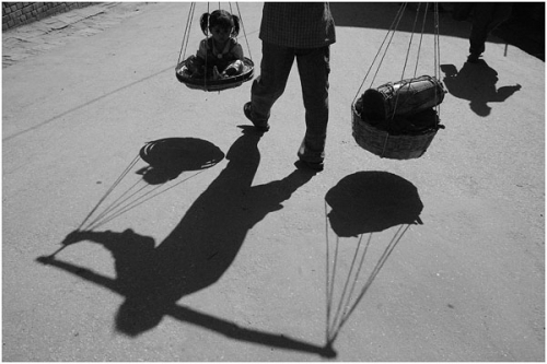 Фотожурналист Сергей Максимишин. Уличные акробаты из Индии в Катманду (12 картинок)