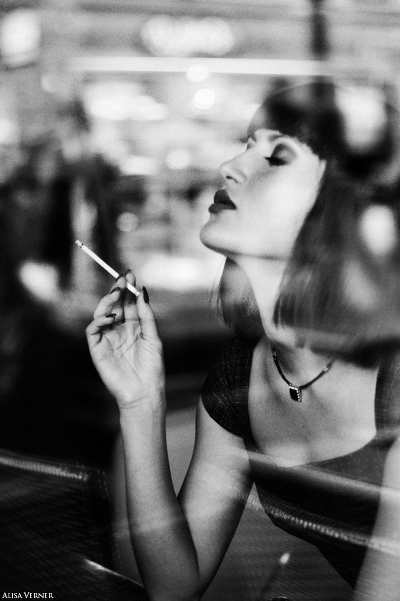 Чувственного работа. Алиса Вернер фотограф. Девушка курит. Девушка с каре и сигаретой. Девушка с каре курит.