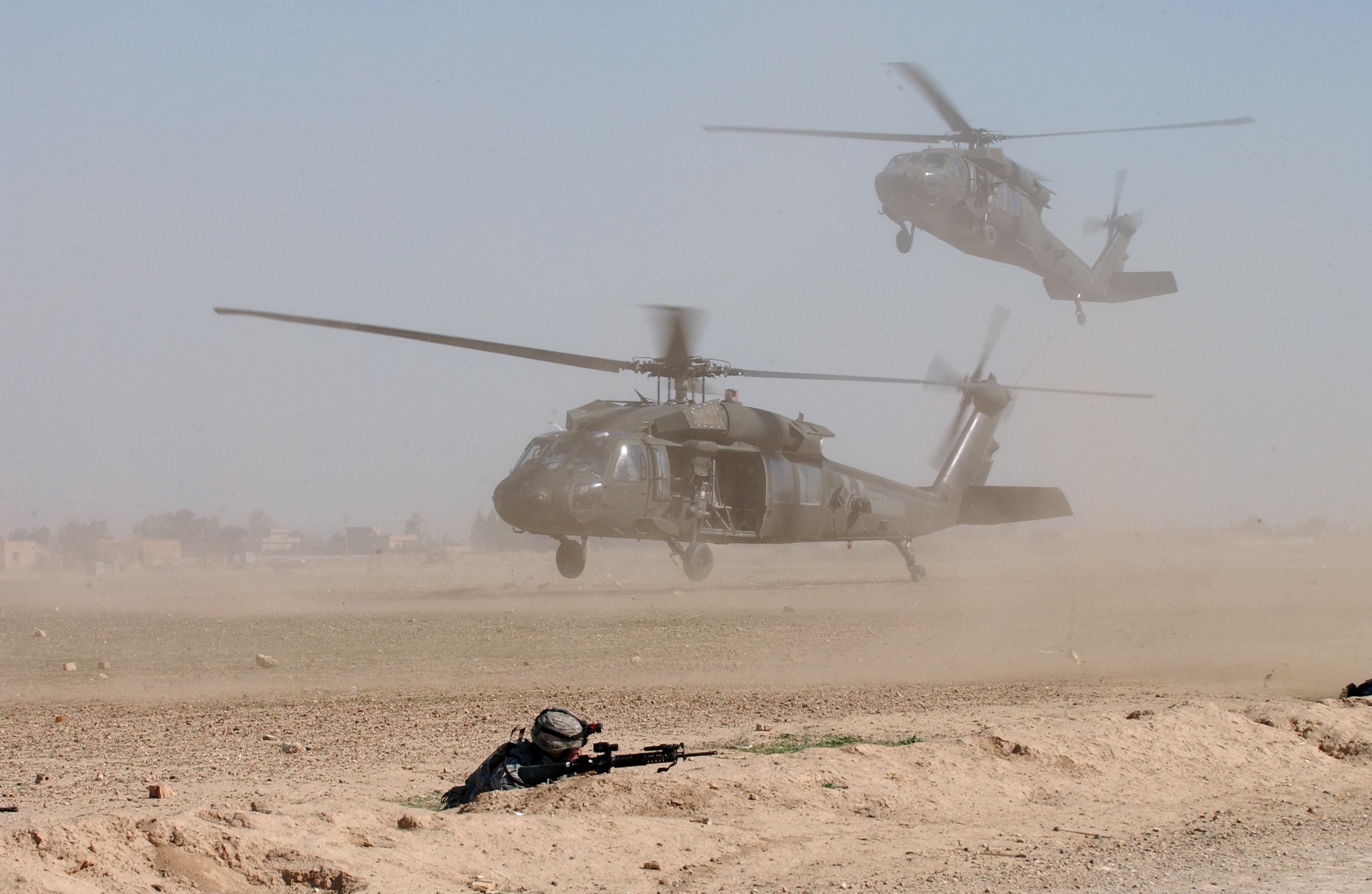 Сбит вертолет black hawk. Uh-60 Black Hawk в Ираке. Uh-60 ВВС Израиля. Uh-60 Black Hawk ВВС Израиля. Боевые вертолеты США В Сирии.