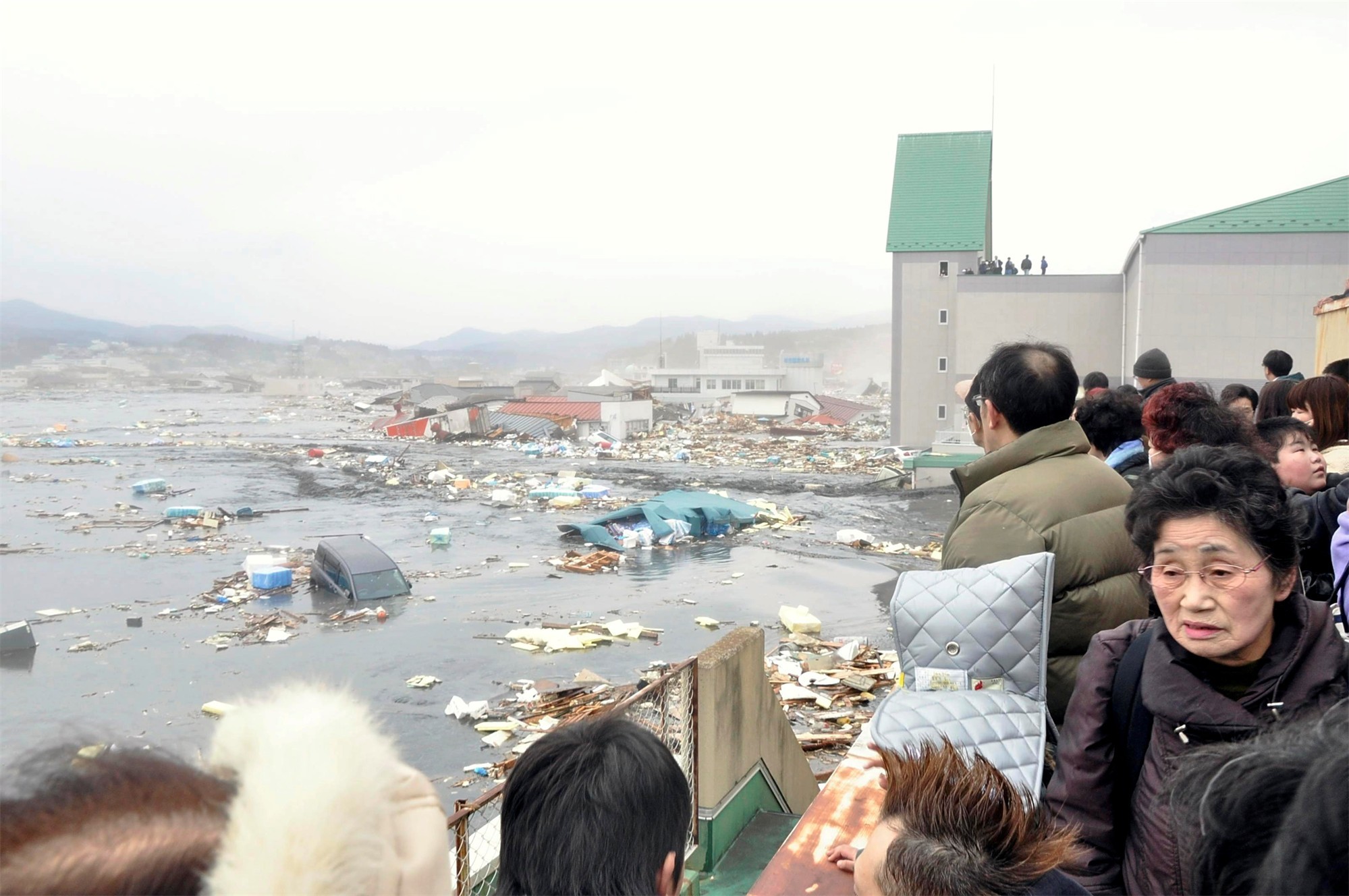 Землетрясение цунами. ЦУНАМИ В Японии в 2011. Япония 2011 землетрясение и ЦУНАМИ. Землетрясение Тохоку 2011.
