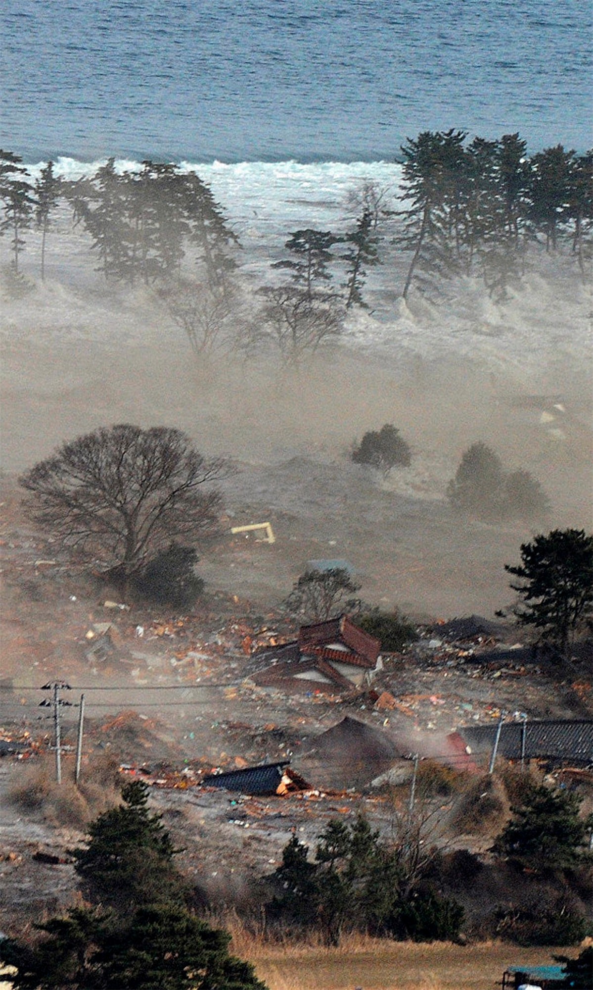 Tsunami natural disaster. ЦУНАМИ В Японии в 2011. Япония 2011 землетрясение и ЦУНАМИ. Стихийные бедствия в Японии ЦУНАМИ. Стихийное бедствие Япония 2011.