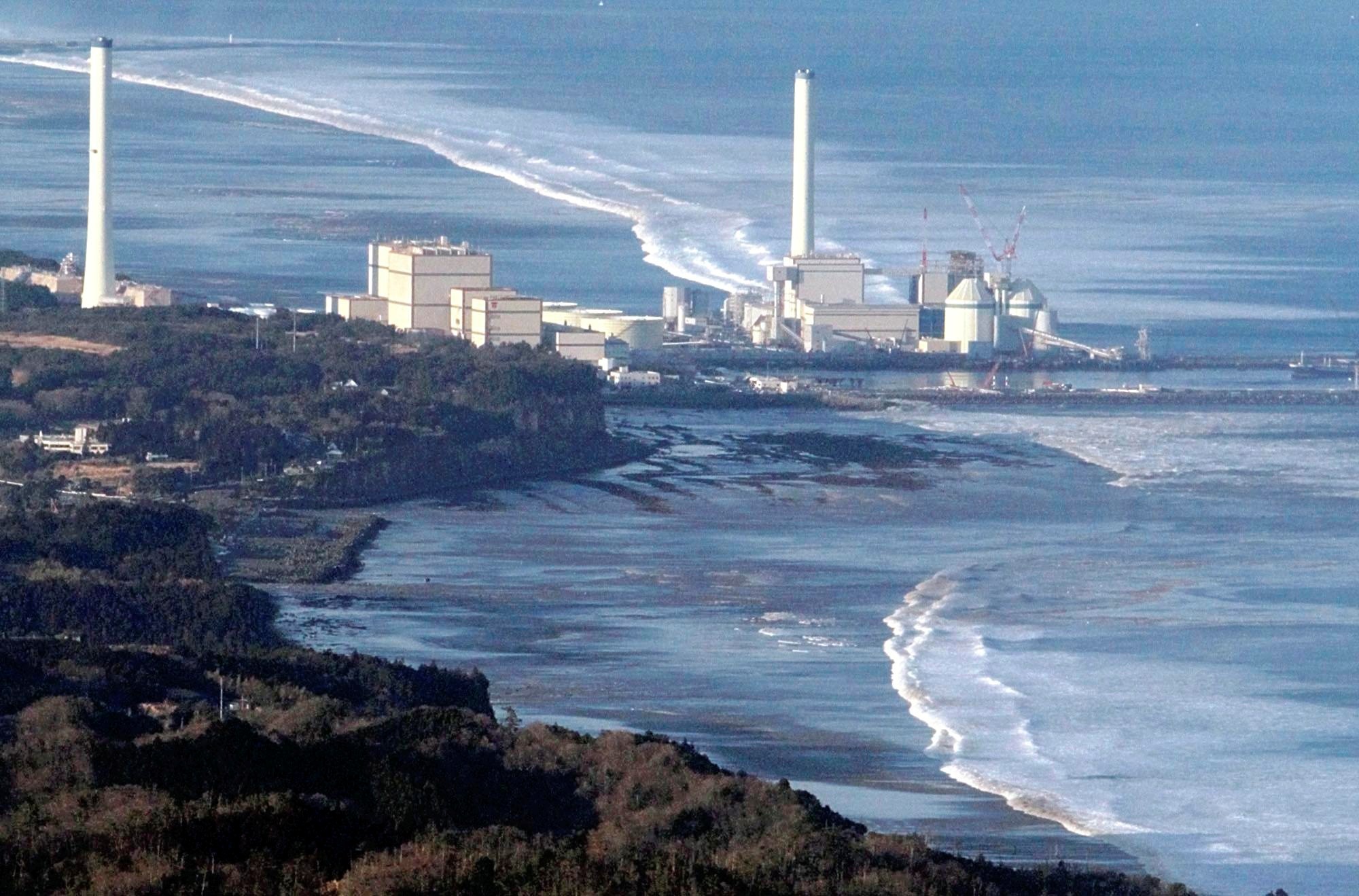 Water power station. АЭС Фукусима-1 ЦУНАМИ. АЭС Фукусима ЦУНАМИ. ЦУНАМИ В Японии 2011 АЭС. Авария на АЭС Фукусима-1.